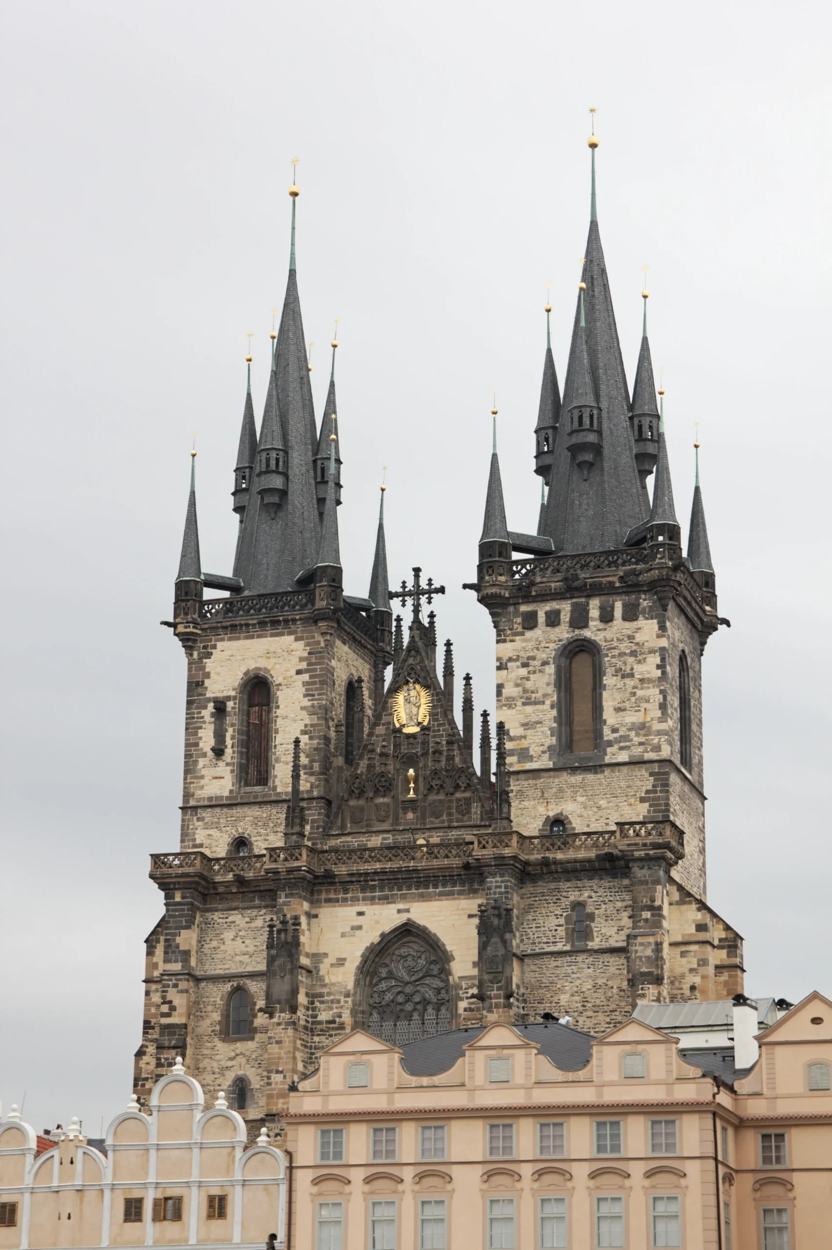 La Iglesia de Nuestra Señora en Frente del Týn: Un Hito Arquitectónico y Espiritual en Praga - Cómo entrar a la Iglesia de Tyn Praga iglesia de nuestra señora en frente del týn - Cómo entrar a la Iglesia de Tyn Praga