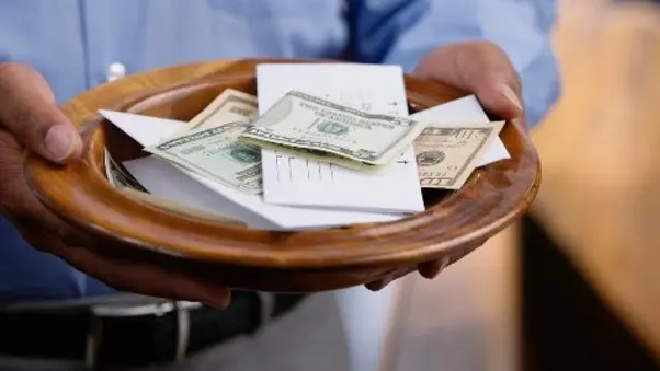 ¿Cómo se llama dar dinero en misa? - Cómo se le llama cuando piden dinero en la iglesia como se llama cuando piden dinero en misa - Cómo se le llama cuando piden dinero en la iglesia
