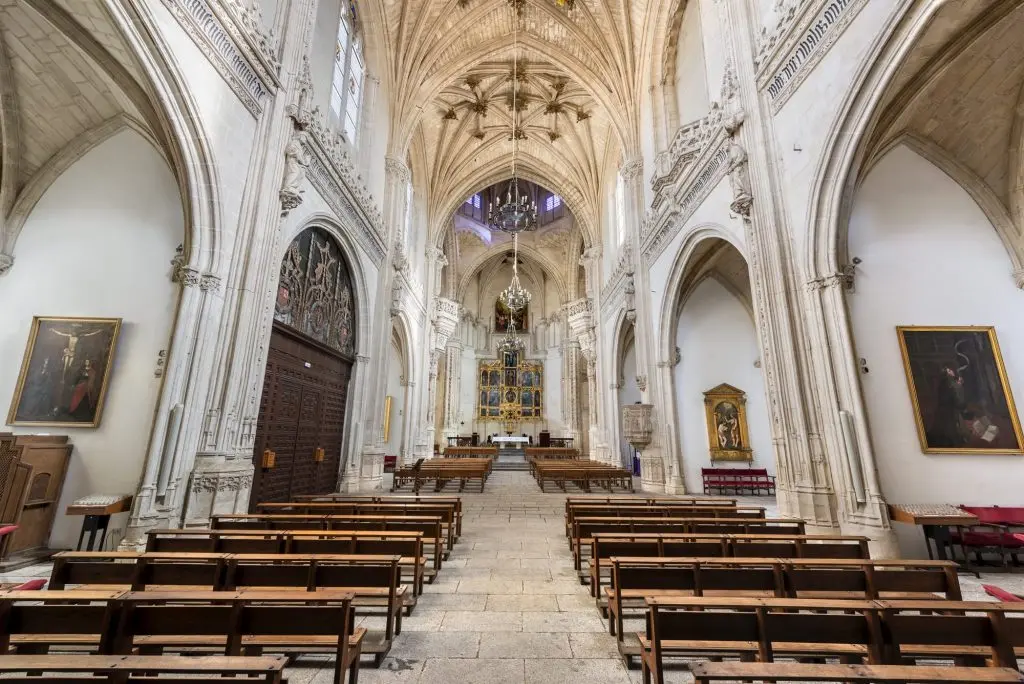 Interior de la Iglesia de San Juan de los Reyes: Un Tesoro Gótico-Mudéjar en Toledo - Cómo se llama la Iglesia de los Reyes interior iglesia san juan de los reyes toledo - Cómo se llama la Iglesia de los Reyes