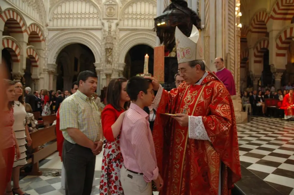 La Confirmación: Un Sacramento de Fortaleza y Madurez Cristiana - Cómo se lleva a cabo el rito de la Confirmación celebracion de la confirmacion dentro de la misa - Cómo se lleva a cabo el rito de la Confirmación