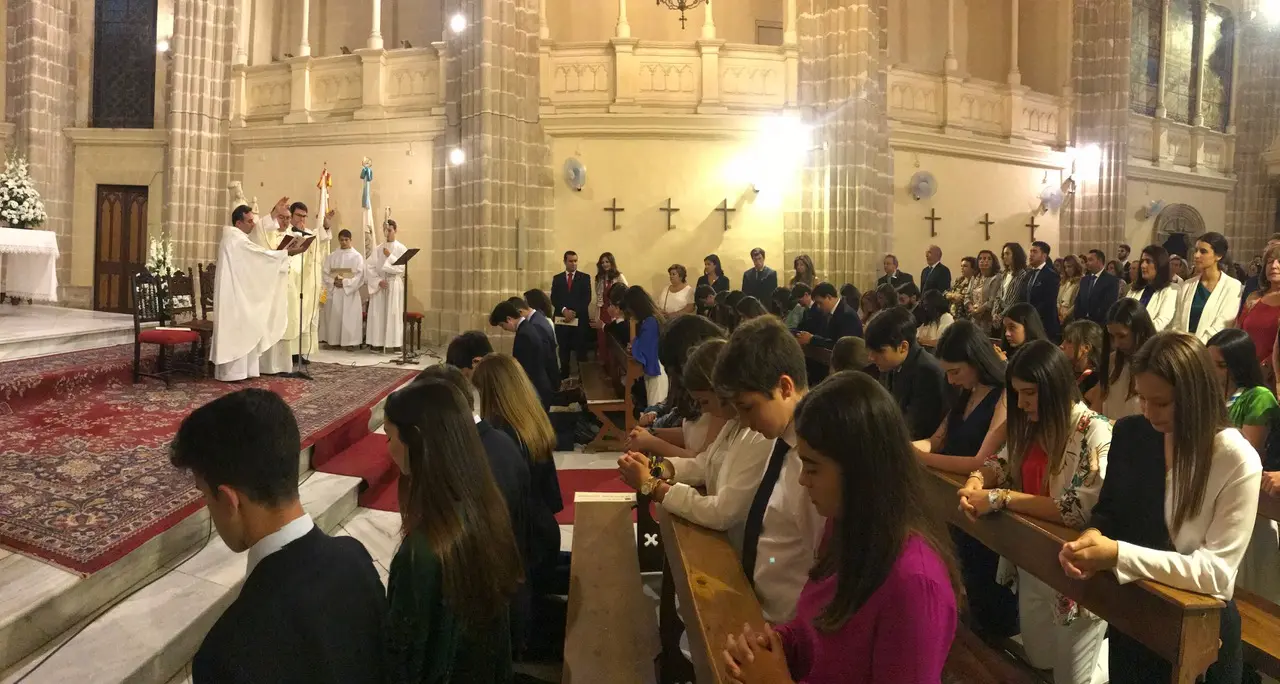 La Confirmación: Un Sacramento de Fortaleza y Madurez Cristiana - Cómo se realiza el rito de la Confirmación celebracion de la confirmacion dentro de la misa - Cómo se realiza el rito de la Confirmación