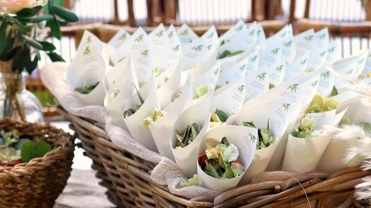 Cómo Decorar la Iglesia para un Matrimonio: Tutorial Completa para un Día Inolvidable - Cómo se tiran los pétalos en una boda como decorar la iglesia para matrimonio - Cómo se tiran los pétalos en una boda