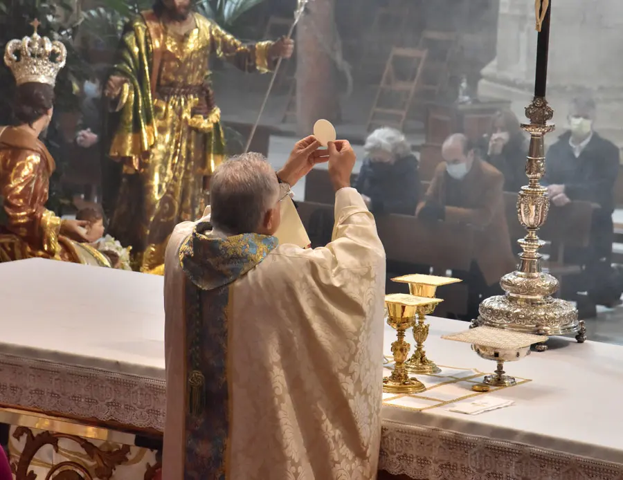 De Rodillas en la Iglesia: Un Significado Profundo - Cuál es el significado de orar de rodillas de rodillas en la iglesia - Cuál es el significado de orar de rodillas