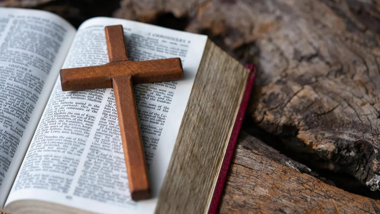 La Silueta de la Mujer con la Biblia: Un Símbolo de Fe y Poder - Cuál es la mujer más importante en la Biblia silueta de mujer con biblia - Cuál es la mujer más importante en la Biblia