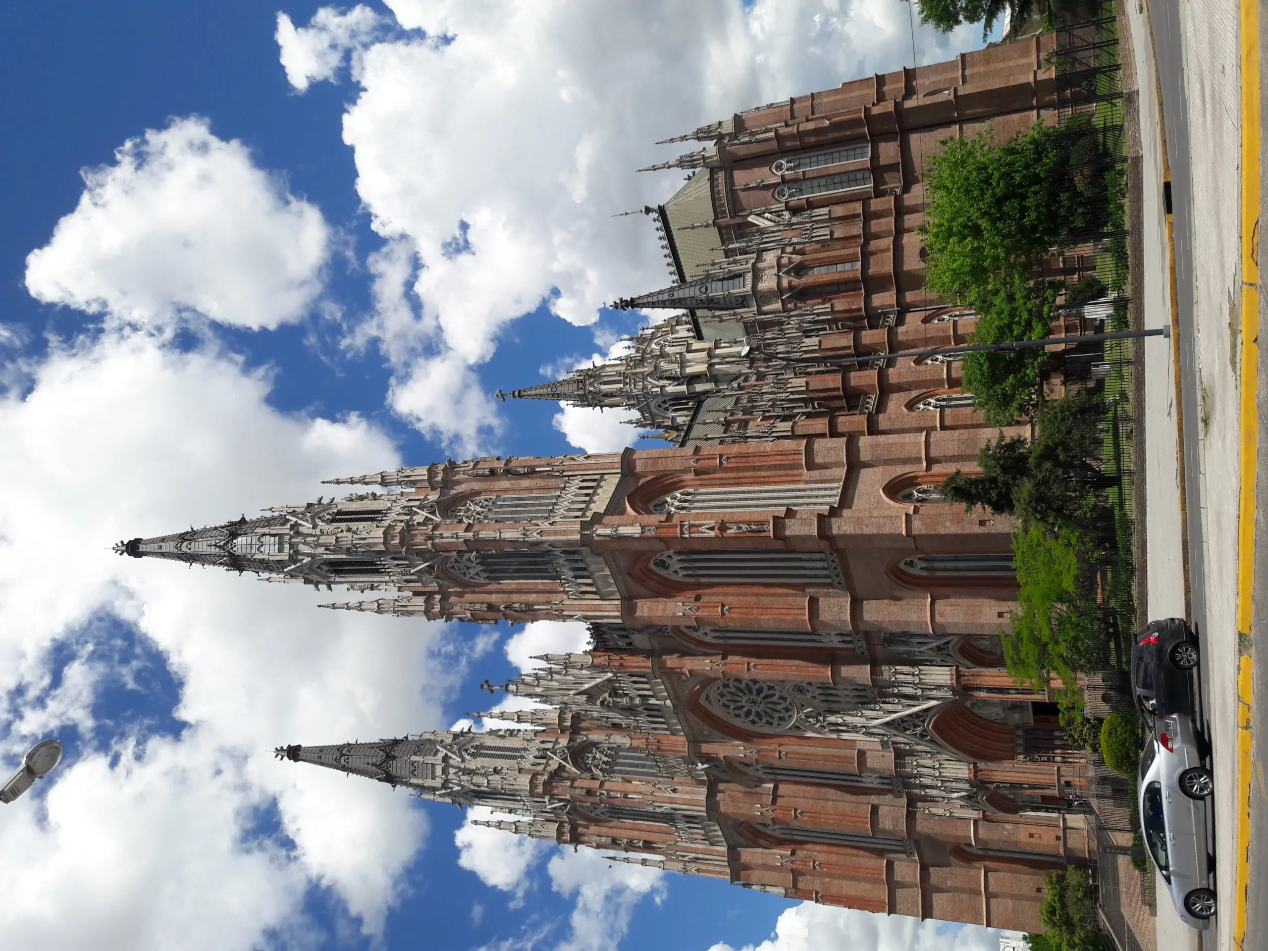 iglesia de la plata argentina - Cuál es más grande la Basilica de Luján o la Catedral de La Plata