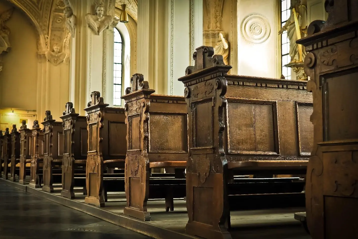 La Historia de los Bancos en las Iglesias - Cuándo se pusieron bancos en las iglesias iglesia bancos - Cuándo se pusieron bancos en las iglesias