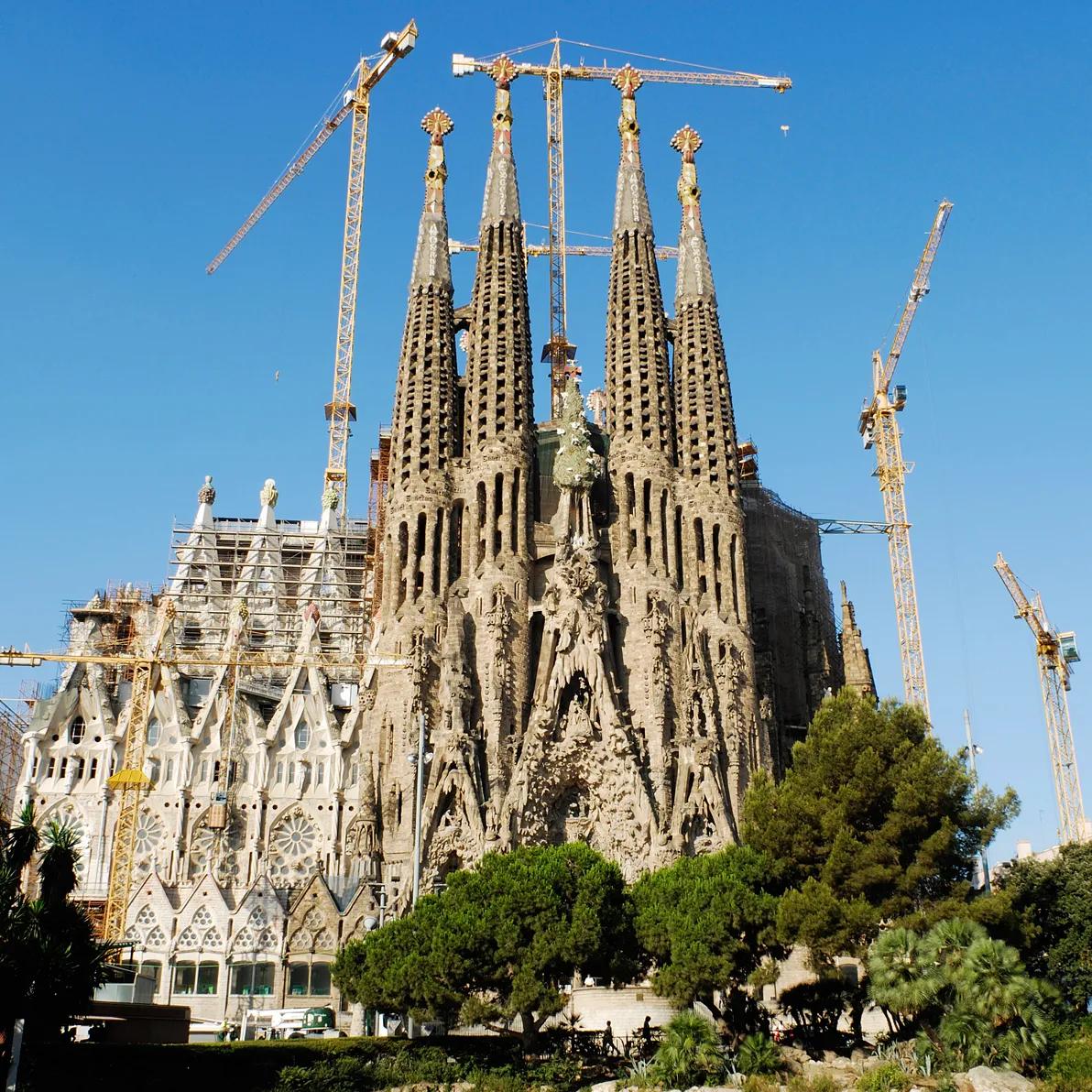 La Sagrada Familia: Un Monumento a la Perseverancia y al Sueño Inconcluso - Cuándo terminan la iglesia de Barcelona iglesia de barcelona sin terminar - Cuándo terminan la iglesia de Barcelona