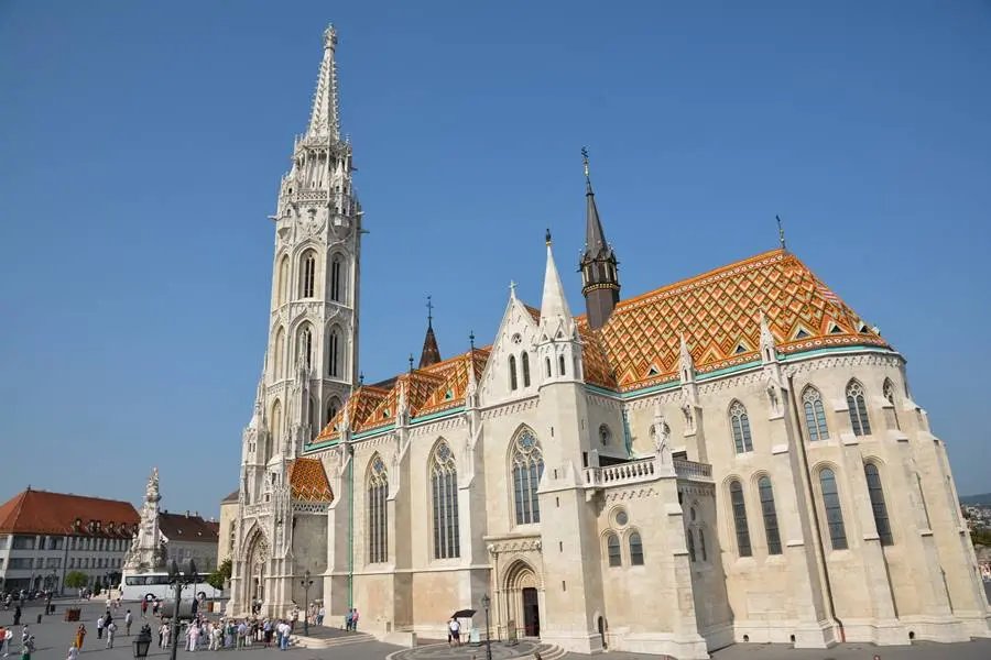 La Iglesia del Bastión de los Pescadores: Una Joya Arquitectónica en Budapest - Cuánto cuesta entrar al Bastión de los Pescadores iglesia del bastion de los pescadores - Cuánto cuesta entrar al Bastión de los Pescadores