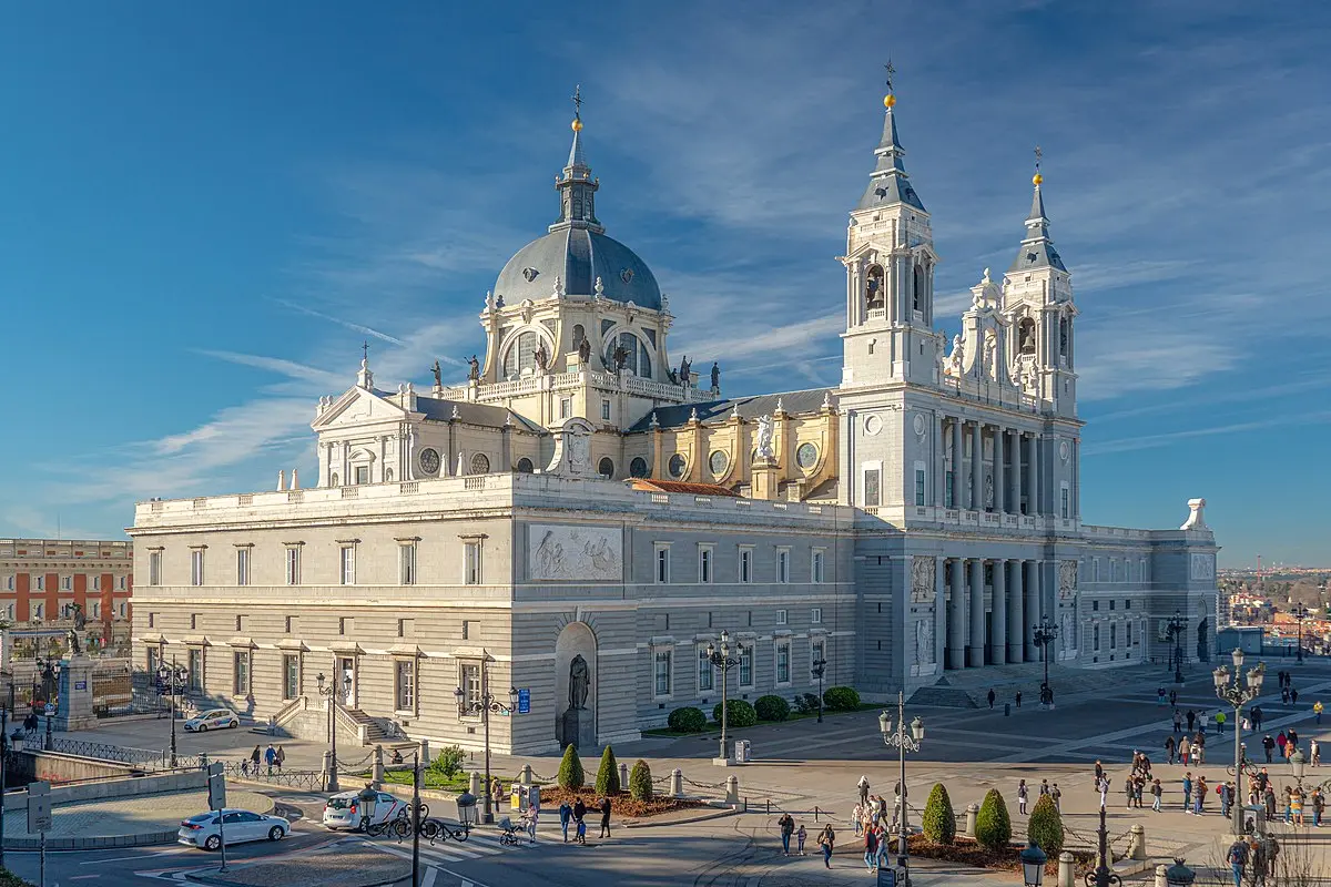 La Catedral de la Almudena: Un Santuario Histórico y Espiritual - Cuánto cuesta entrar en la Catedral de la Almudena misa catedral de la almudena - Cuánto cuesta entrar en la Catedral de la Almudena