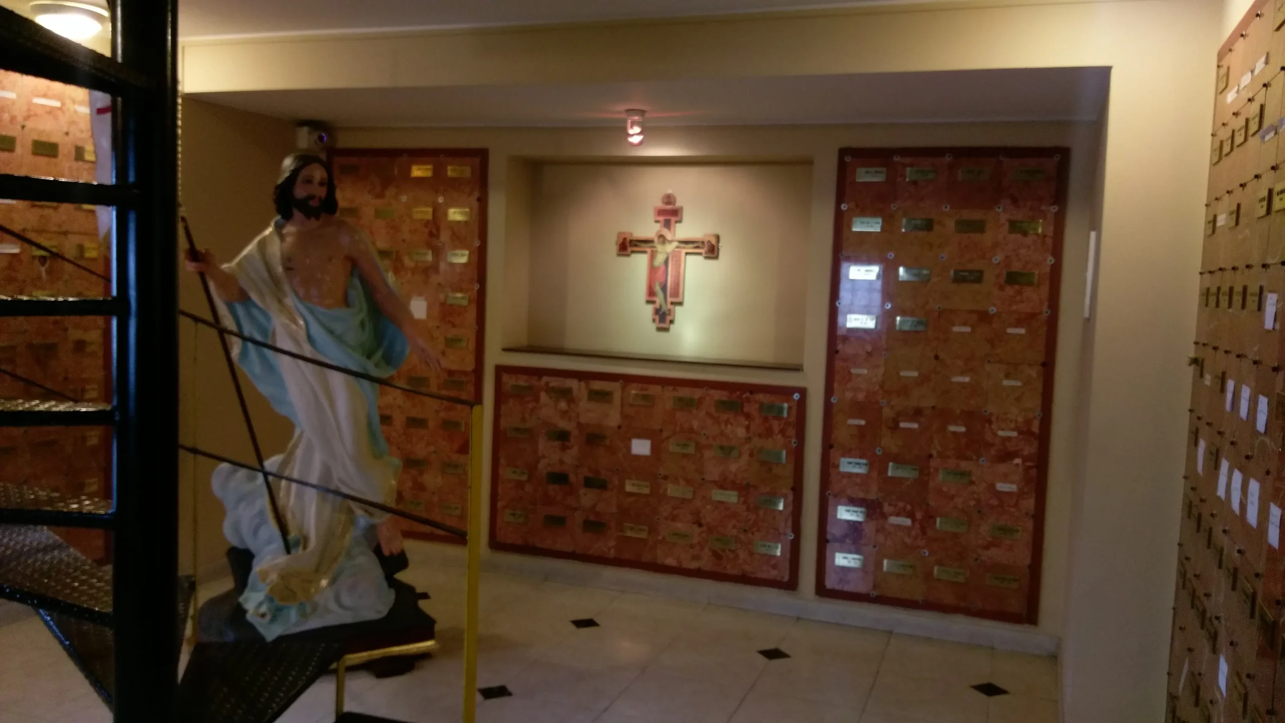 Iglesia con Cenizarios: Un Espacio Sagrado para el Recuerdo - Cuánto cuesta tener las cenizas en una Iglesia iglesia con cenizarios - Cuánto cuesta tener las cenizas en una Iglesia