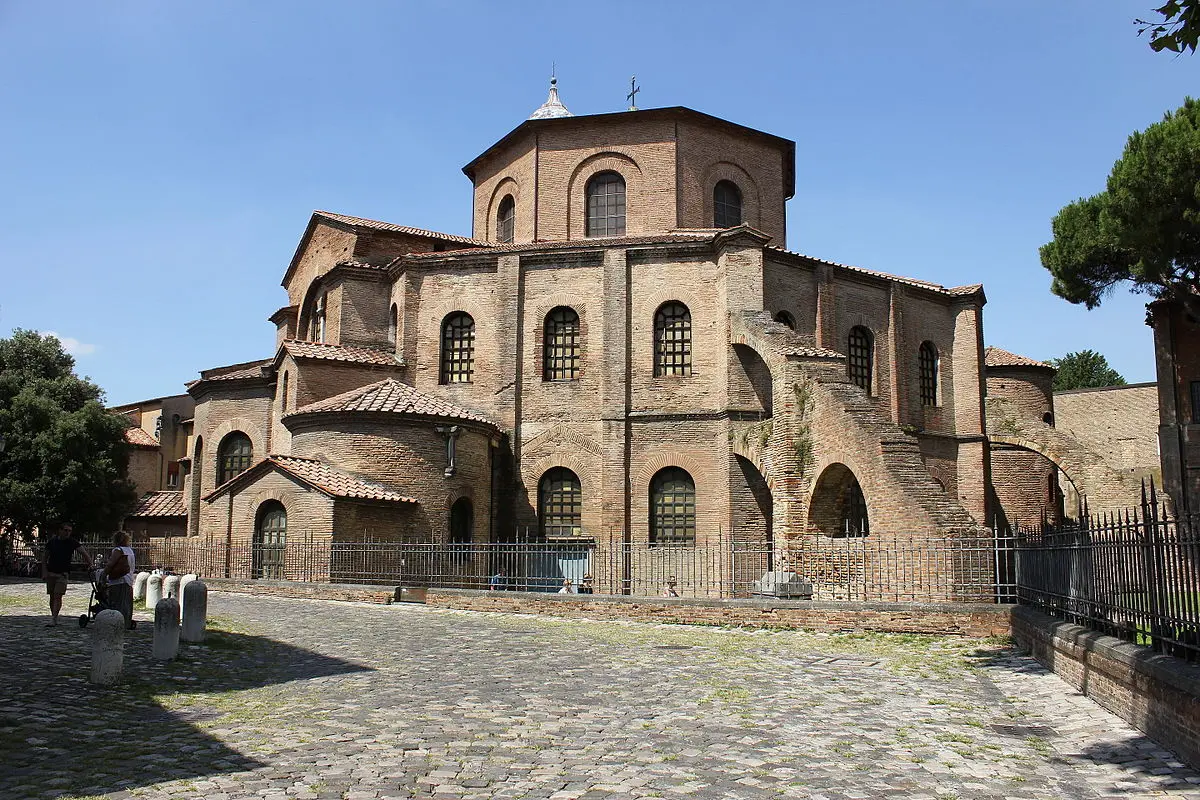 La Iglesia de San Vitale: Un Tesoro del Arte Bizantino - Dónde está el mosaico del emperador Justiniano iglesia san vitale - Dónde está el mosaico del emperador Justiniano