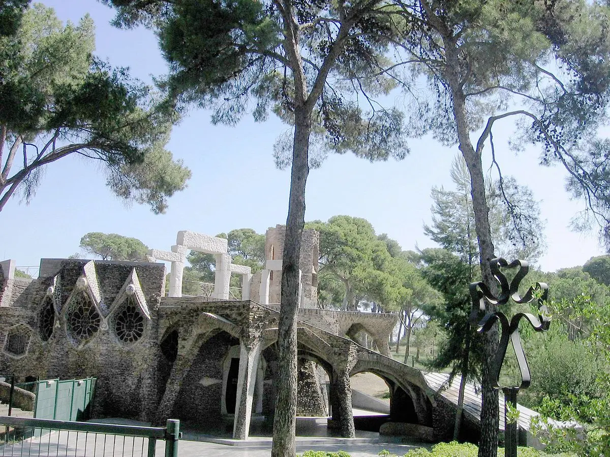 El Encantador Parque Güell: Un Paseo por el Mundo Imaginativo de Gaudí - Dónde está enterrado Güell iglesia parque guell - Dónde está enterrado Güell