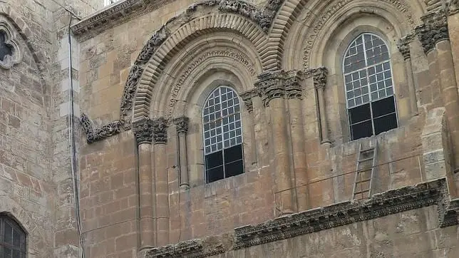 La Escalera Inamovible: Un Símbolo de Discordia en la Iglesia del Santo Sepulcro - Dónde está la escalera que no se mueve escalera en la iglesia del santo sepulcro - Dónde está la escalera que no se mueve