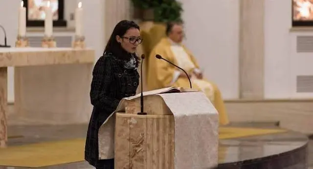 El Atril: Un Elemento Esencial en la Liturgia Católica - Dónde se sientan los lectores en la misa lugar donde se leen las lecturas en misa - Dónde se sientan los lectores en la misa