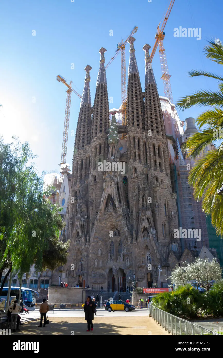 La Sagrada Familia: Un Monumento a la Perseverancia y al Sueño Inconcluso - Por qué no se ha terminado la Sagrada Familia iglesia de barcelona sin terminar - Por qué no se ha terminado la Sagrada Familia