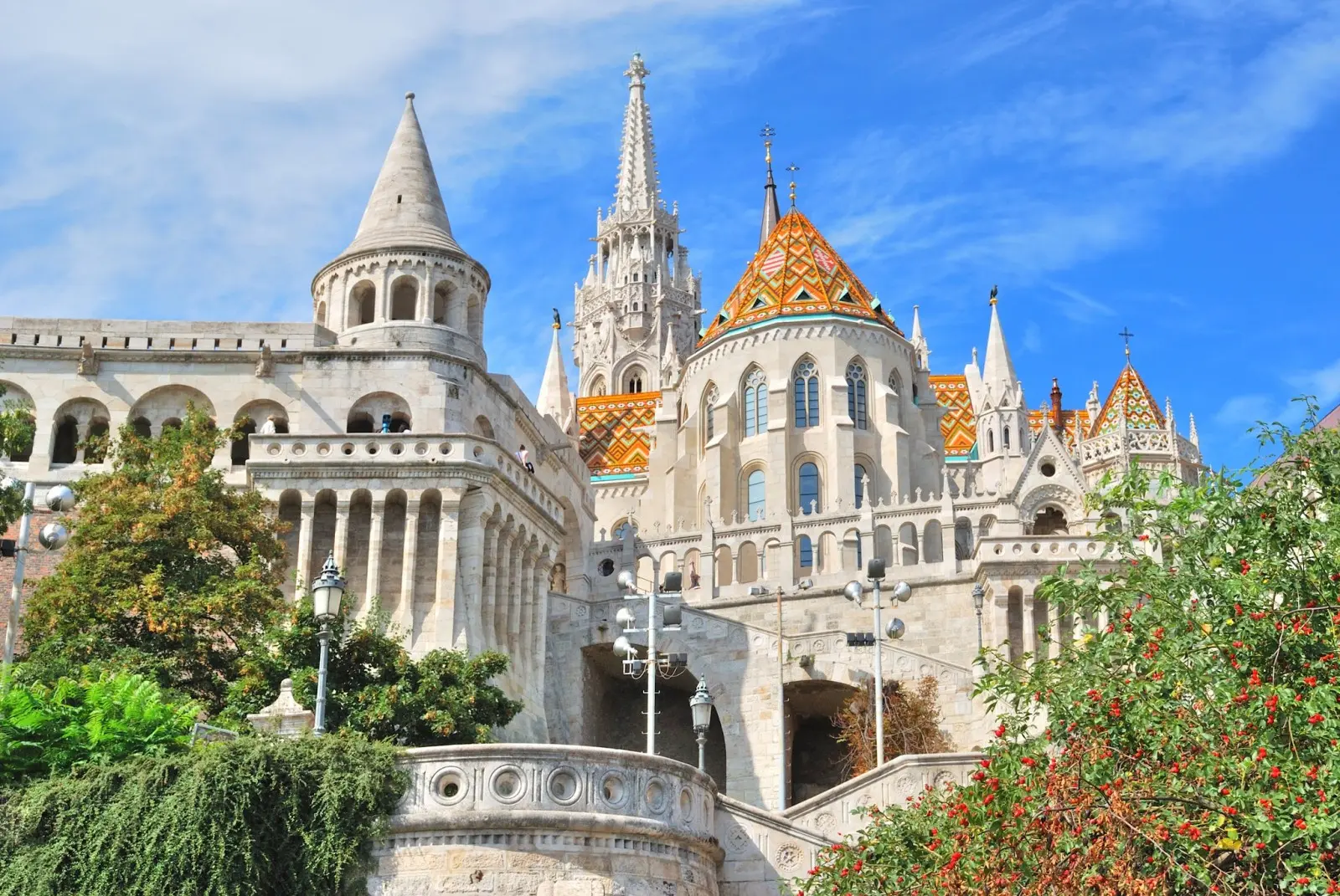 La Iglesia del Bastión de los Pescadores: Una Joya Arquitectónica en Budapest - Por qué se llama Bastión de los Pescadores iglesia del bastion de los pescadores - Por qué se llama Bastión de los Pescadores