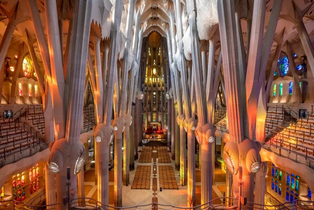 Adentrarse en la Sagrada Familia: Un Viaje al Corazón de la Fe y la Arquitectura - Por qué se llama la Sagrada Familia iglesia de la sagrada familia barcelona por dentro - Por qué se llama la Sagrada Familia