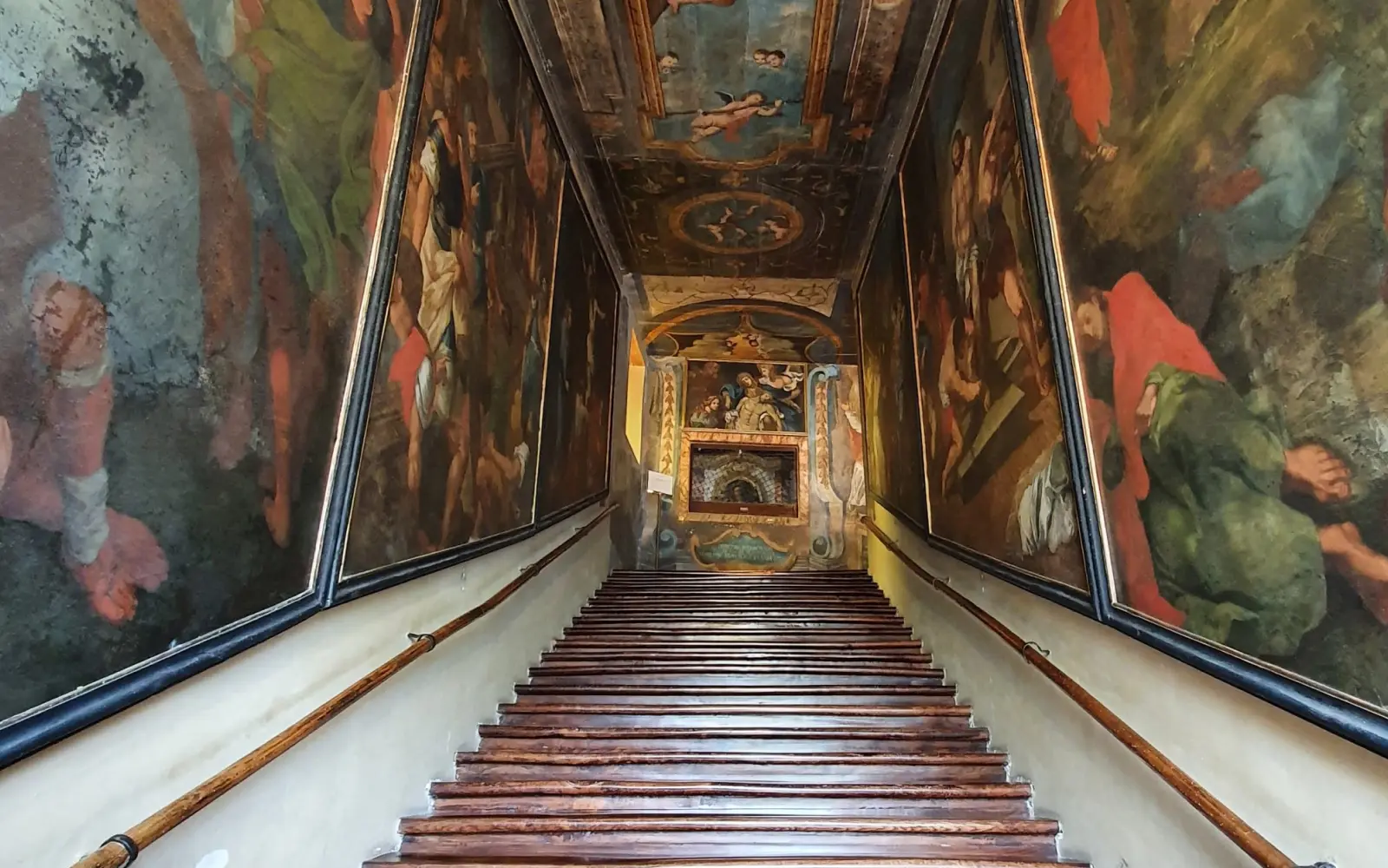 La Escalera Santa: Un Camino de Penitencia y Fe en Roma - Por qué se sube la Escalera Santa de rodillas iglesia roma escalera santa - Por qué se sube la Escalera Santa de rodillas