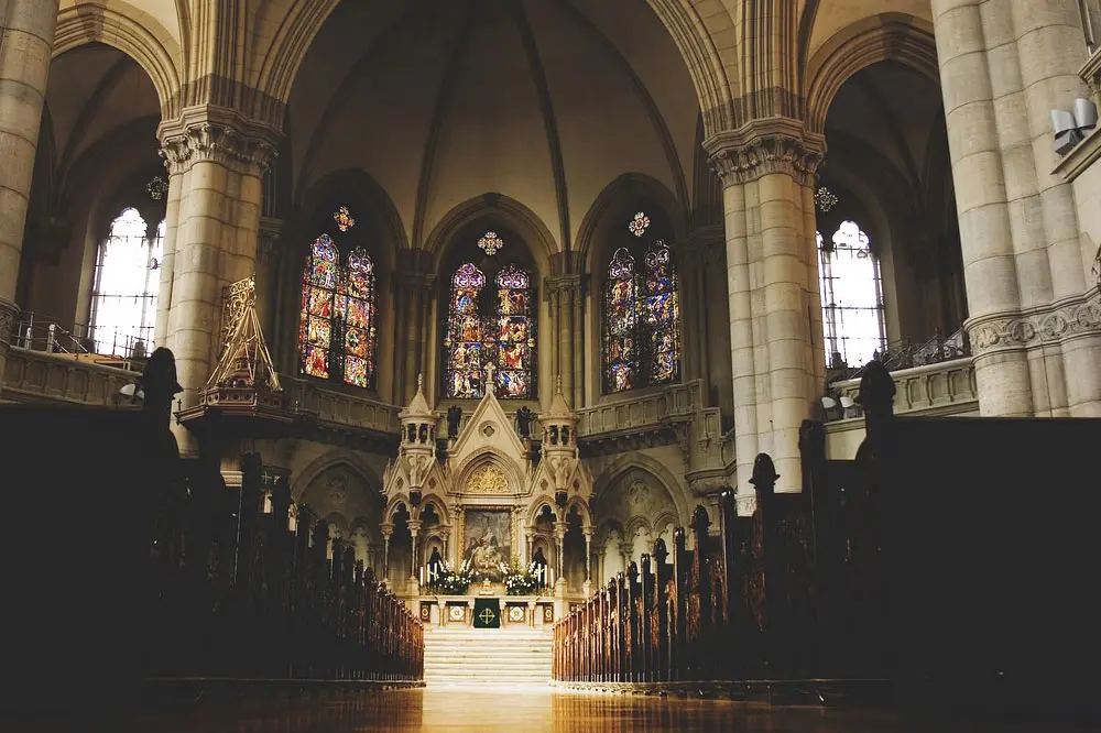 El Mobiliario Sagrado: Un Viaje a través de la Iglesia Católica - Qué cosas hay en una iglesia mobiliario de una iglesia catolica - Qué cosas hay en una iglesia