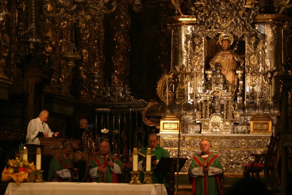 La Misa del Peregrino y el Botafumeiro: Un Encuentro Espiritual en Santiago de Compostela - Qué días se puede ver el botafumeiro en Santiago misa del peregrino - Qué días se puede ver el botafumeiro en Santiago