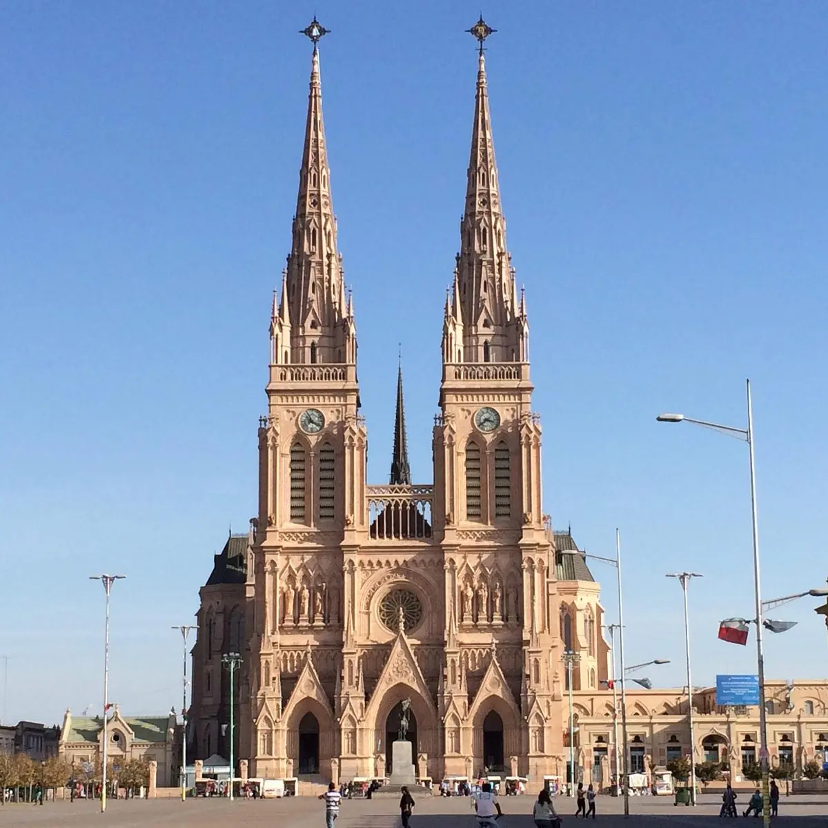 La Basílica de Luján: Un Santuario de Fe en Argentina - Qué días se puede visitar la Basílica de Luján iglesia basilica de lujan - Qué días se puede visitar la Basílica de Luján