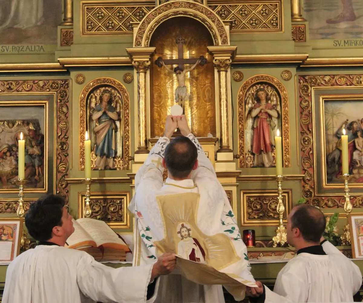 Diferencias entre Misa y Misa Solemne - Qué es celebración solemne diferencia entre misa y misa solemne - Qué es celebración solemne