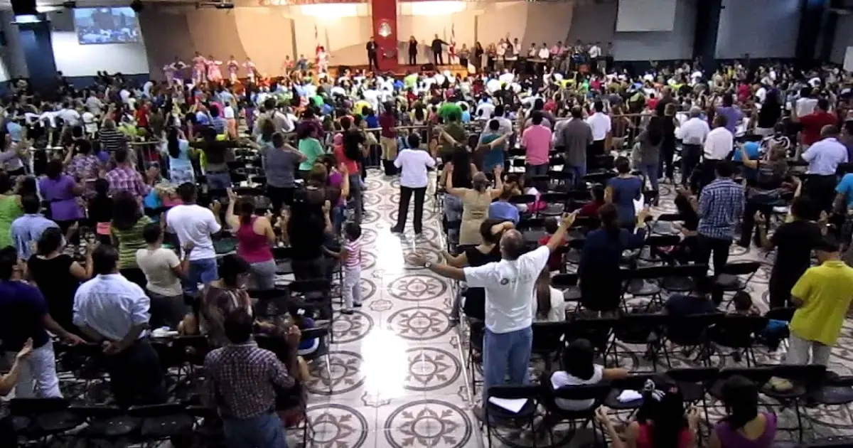 congregando en la iglesia - Qué es congregarse en una iglesia