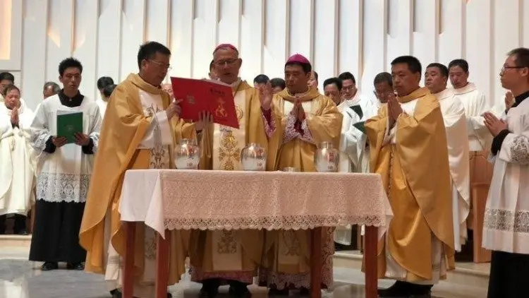 La Concelebración de la Misa: Un Acto de Unidad y Fraternidad - Qué es la misa concelebrada concelebrar misa - Qué es la misa concelebrada