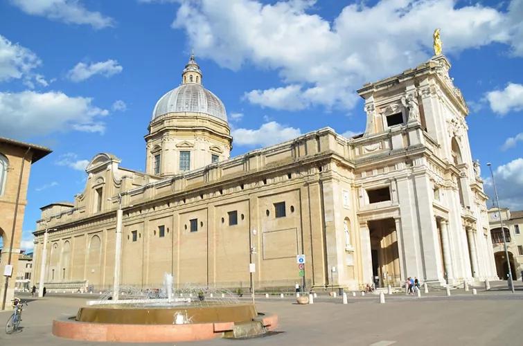 La Iglesia de Santa María de los Ángeles: Un Santuario de Fe y Historia - Qué es la puerta Porciúncula iglesia santa maria de los angeles asis - Qué es la puerta Porciúncula