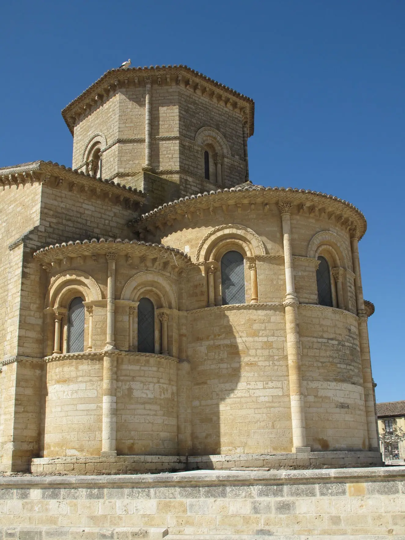La Cabecera de la Iglesia Románica: Un Espacio Sagrado de Luz y Espiritualidad - Qué es una cabecera en construcción cabecera iglesia romanica - Qué es una cabecera en construcción