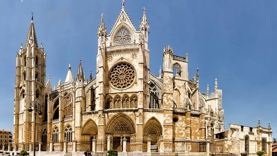 La Catedral de León: Un Tesoro del Gótico Radiante en España - Qué estilo es la Catedral de León iglesia de leon españa - Qué estilo es la Catedral de León