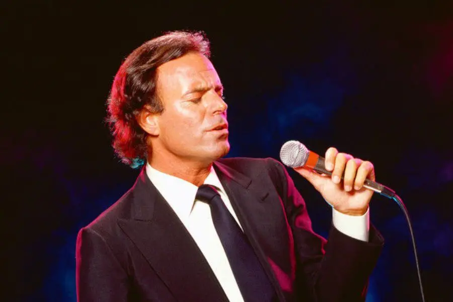 Julio Iglesias: De Médico a Leyenda de la Música - Qué fue Julio Iglesias antes de ser cantante julio iglesia cantando - Qué fue Julio Iglesias antes de ser cantante