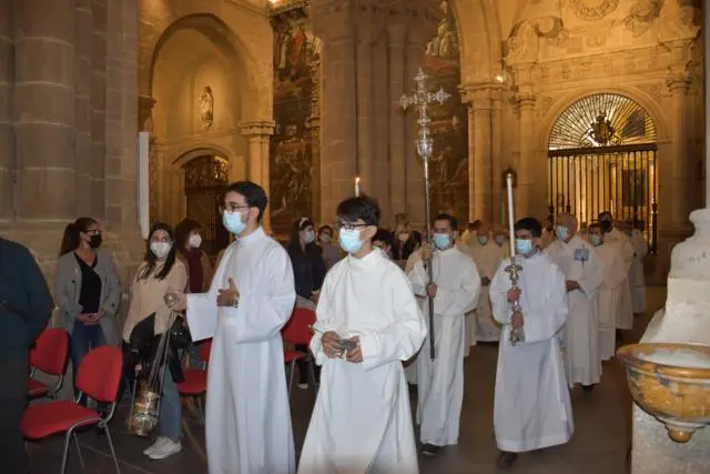 La Naveta en la Misa: Un Elemento Esencial en la Liturgia Católica - Qué hace el Navetero naveta misa - Qué hace el Navetero