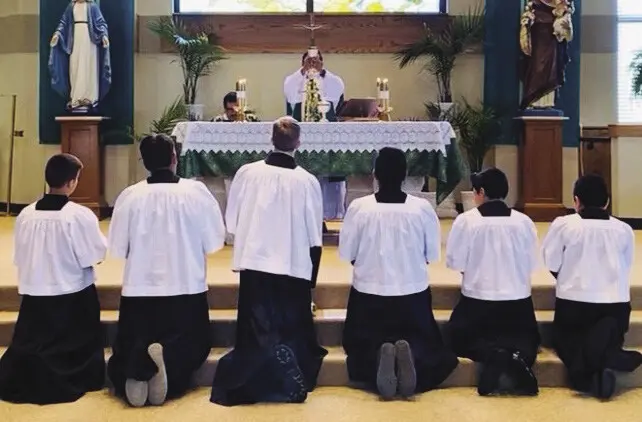 misa con el obispo monaguillos - Qué hace un monaguillo en la Misa
