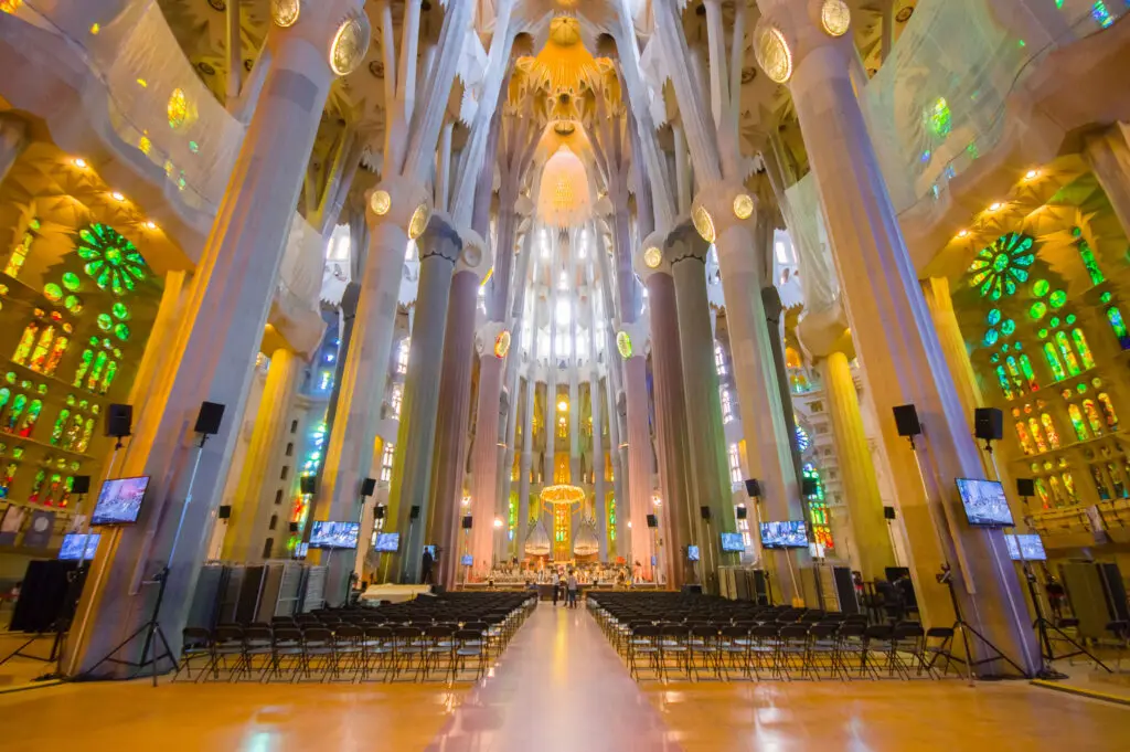 Adentrarse en la Sagrada Familia: Un Viaje al Corazón de la Fe y la Arquitectura - Que hay en el interior de la Sagrada Familia iglesia de la sagrada familia barcelona por dentro - Que hay en el interior de la Sagrada Familia