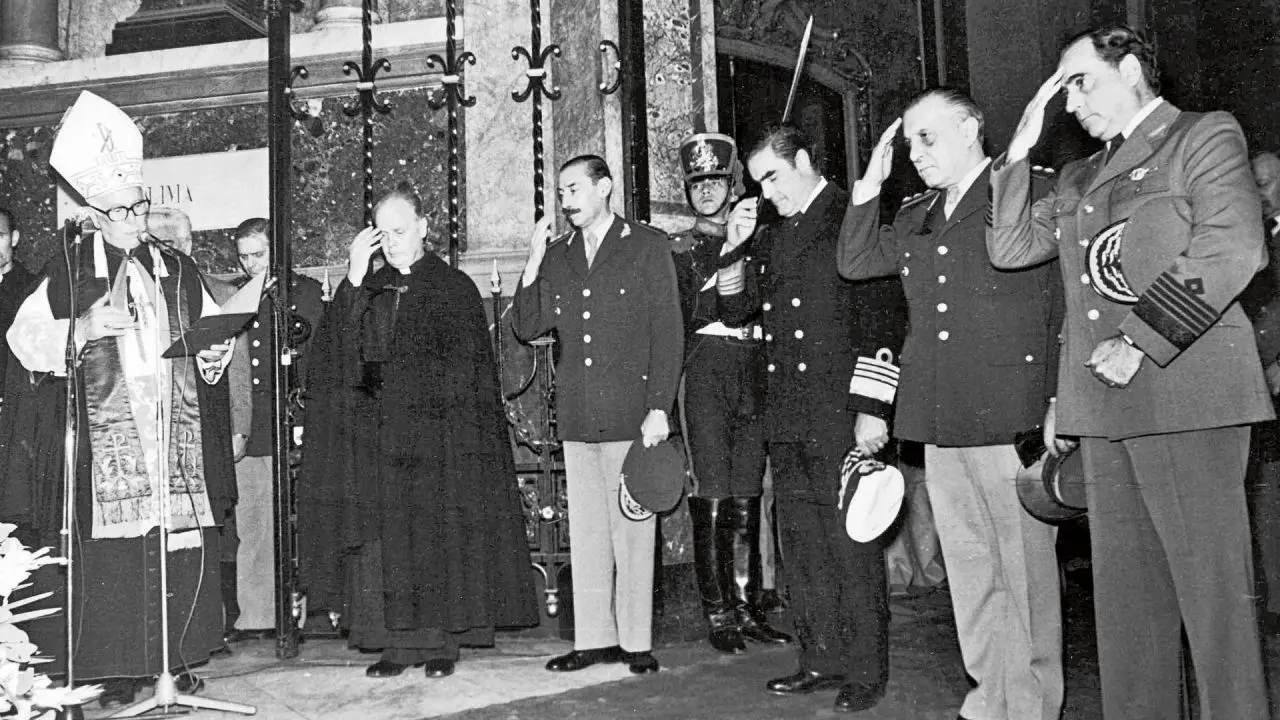 que hizo la iglesia durante la dictadura - Qué medidas se tomaron en el golpe de estado de 1976