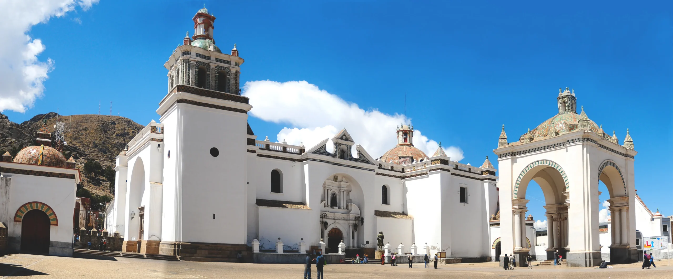La Iglesia de Copacabana: Un Santuario de Fe y Milagros en Bolivia - Qué milagros hizo la Virgen de Copacabana iglesia copacabana bolivia - Qué milagros hizo la Virgen de Copacabana