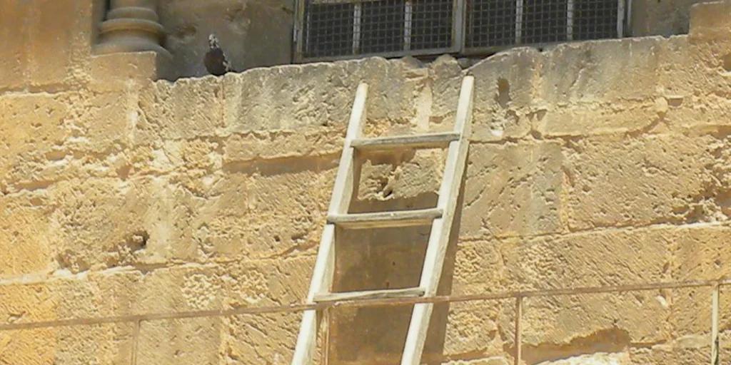 La Escalera de la Iglesia de Loreto: Un Misterio que Trasciende el Tiempo - Qué pasa si se mueve la escalera del Santo Sepulcro la escalera de la iglesia de loreto - Qué pasa si se mueve la escalera del Santo Sepulcro