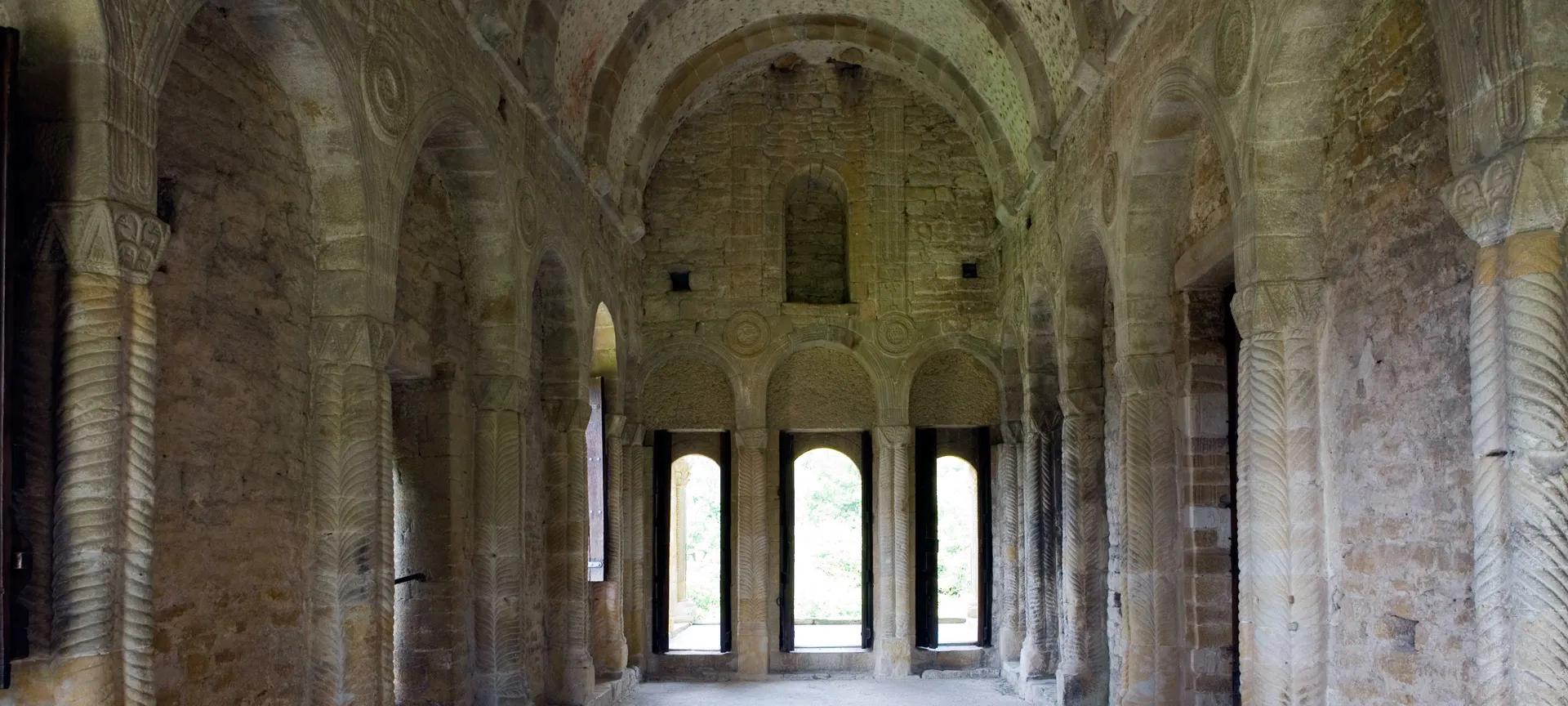 Iglesia de Santa María del Naranco: Un Tesoro Prerrománico en Asturias - Qué rey mandó a construir la iglesia de Santa María del Naranco iglesia santa maria naranco - Qué rey mandó a construir la iglesia de Santa María del Naranco