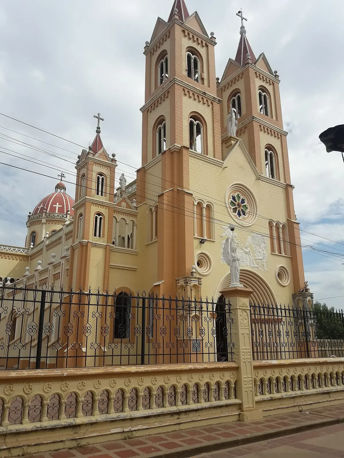 Iglesia San Benito: Cómo llegar y disfrutar de su belleza - Qué ruta de bus pasa por la San Benito iglesia san benito como llegar - Qué ruta de bus pasa por la San Benito