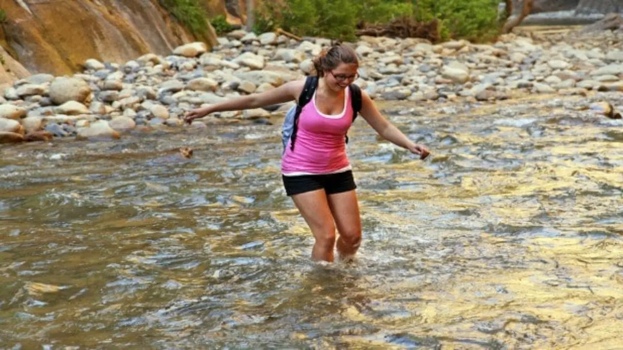 El Significado Profundo del Agua hasta los Tobillos en la Biblia: Una Interpretación de Ezequiel 47 - Qué significa el capítulo 47 de Ezequiel agua hasta los tobillos biblia - Qué significa el capítulo 47 de Ezequiel