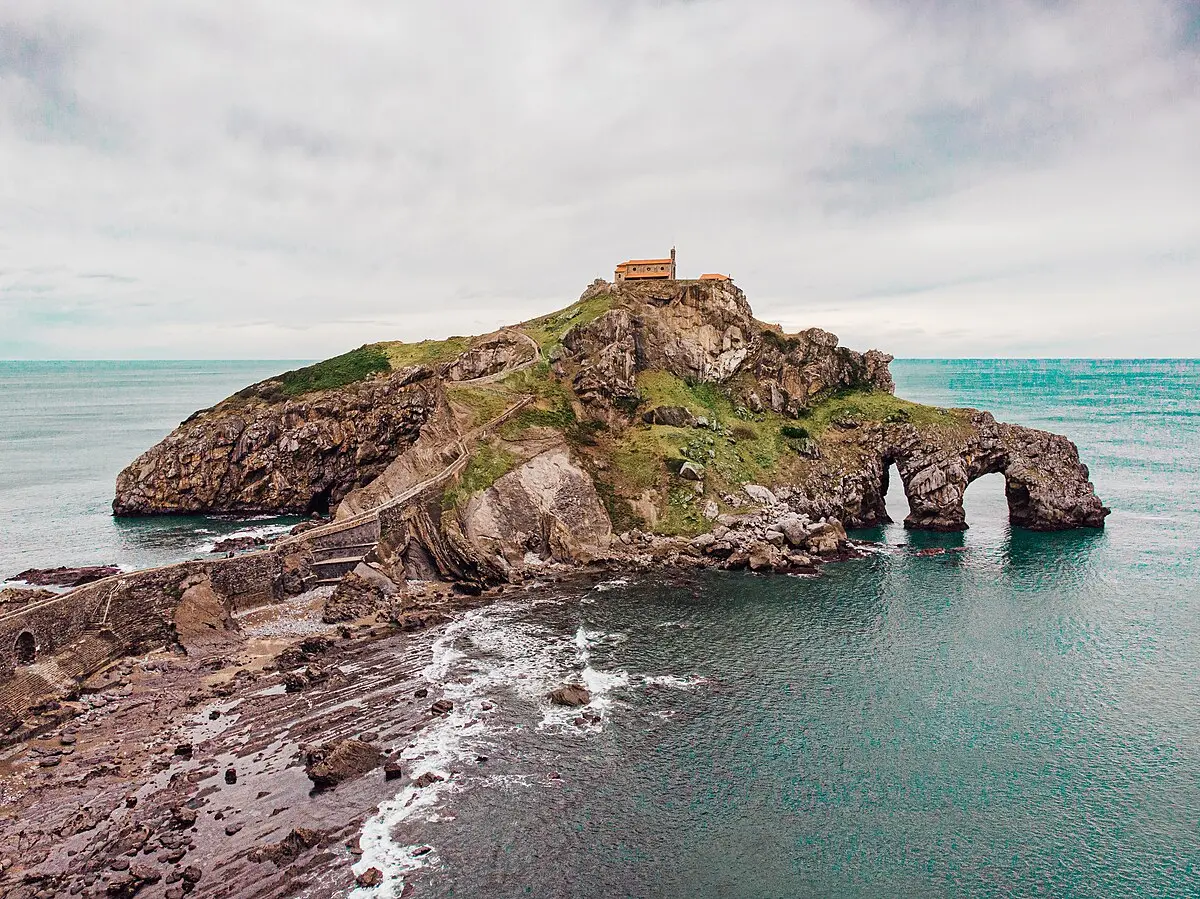 Iglesia en el Acantilado: San Juan de Gaztelugatxe, un Tesoro del País Vasco - Qué significa Gaztelugatxe en español iglesia acantilado pais vasco - Qué significa Gaztelugatxe en español