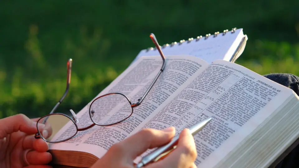 ¿Es Malo Leer la Biblia al Azar? Descifrando la Sabiduría Eterna - Qué significa leer la Biblia al azar es malo leer la biblia al azar - Qué significa leer la Biblia al azar