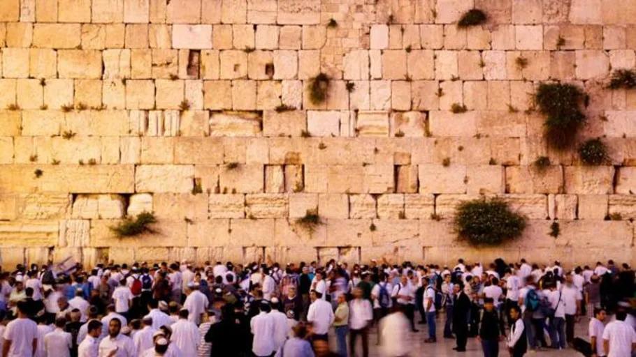El Muro de los Lamentos: Un Lugar Sagrado en la Historia Judía - Qué significa tocar el Muro de los Lamentos muro de los lamentos biblia - Qué significa tocar el Muro de los Lamentos