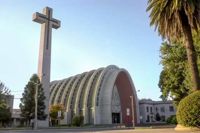 La Iglesia de Chillán: Un Monumento a la Resiliencia y la Fe - Qué significado tiene la cruz de la Catedral de Chillán chillan iglesia - Qué significado tiene la cruz de la Catedral de Chillán