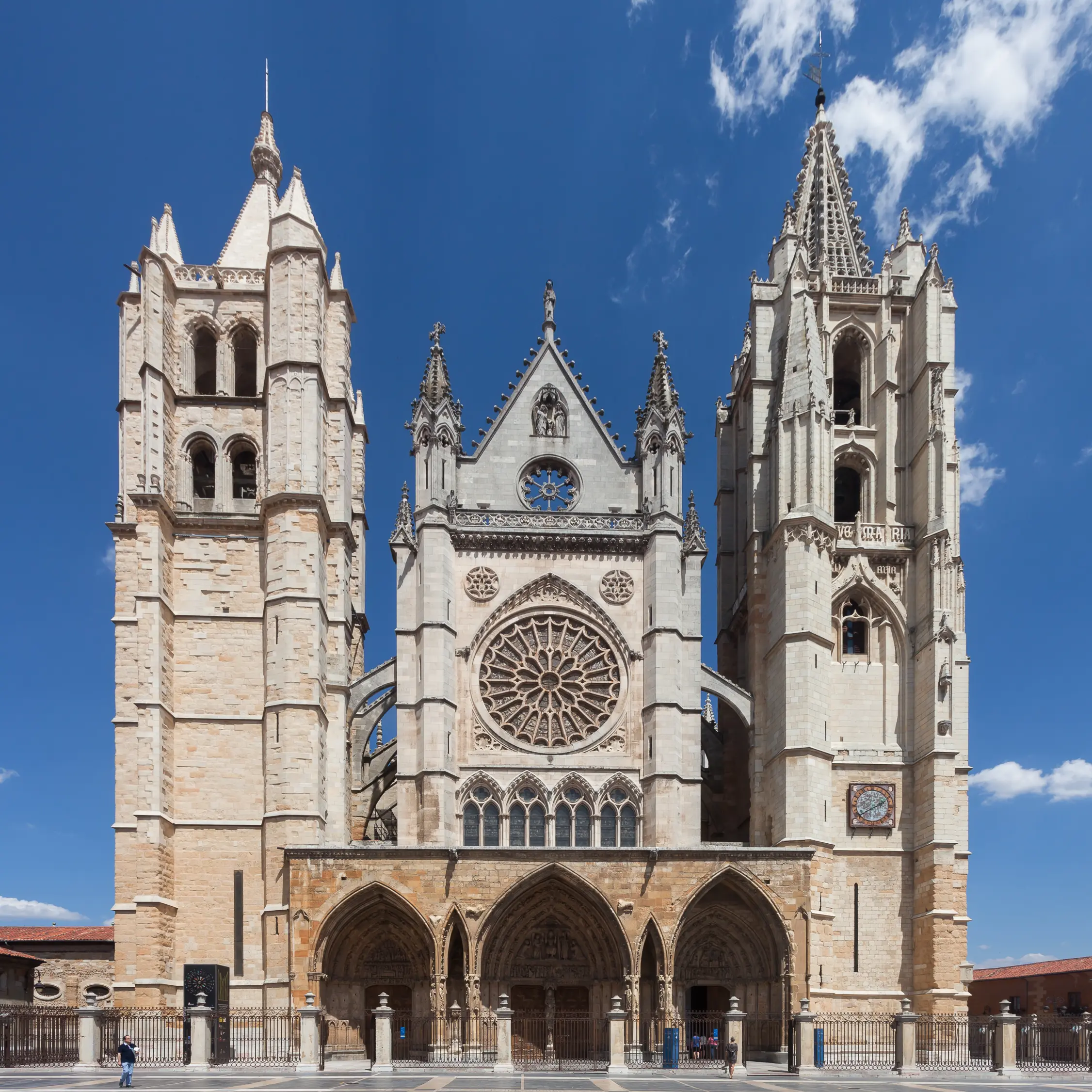 La Catedral de León: Un Tesoro del Gótico Radiante en España - Qué tiene de especial la Catedral de León iglesia de leon españa - Qué tiene de especial la Catedral de León