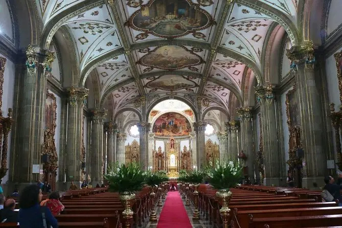 iglesia juan bautista - Que tiene San Juan Bautista en la mano