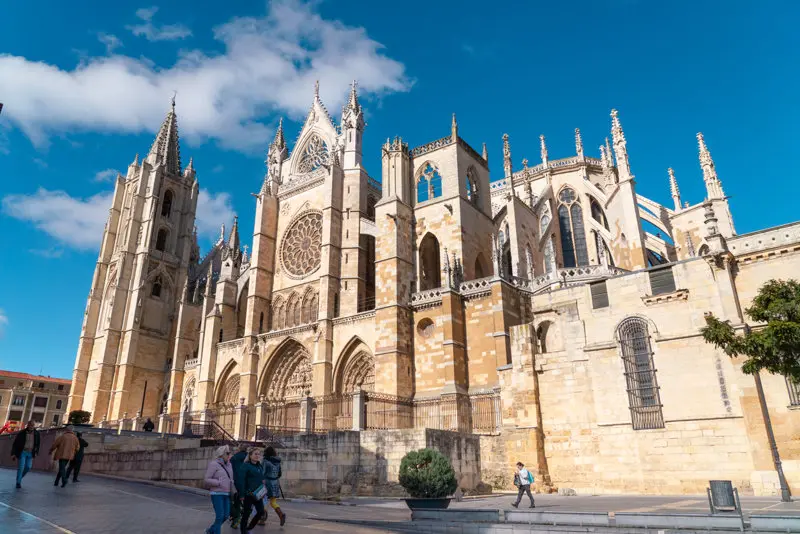 La Catedral de León: Un Tesoro del Gótico Radiante en España - Qué Virgen hay en la Catedral de León iglesia de leon españa - Qué Virgen hay en la Catedral de León