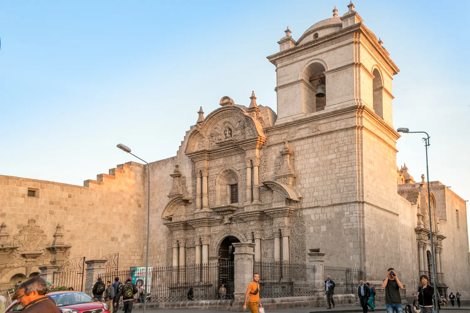 La Iglesia de la Compañía en Arequipa: Un Tesoro Arquitectónico y Espiritual - Quién fue la persona que hizo el pedido del Diablo de la Catedral iglesia de la compañia arequipa - Quién fue la persona que hizo el pedido del Diablo de la Catedral