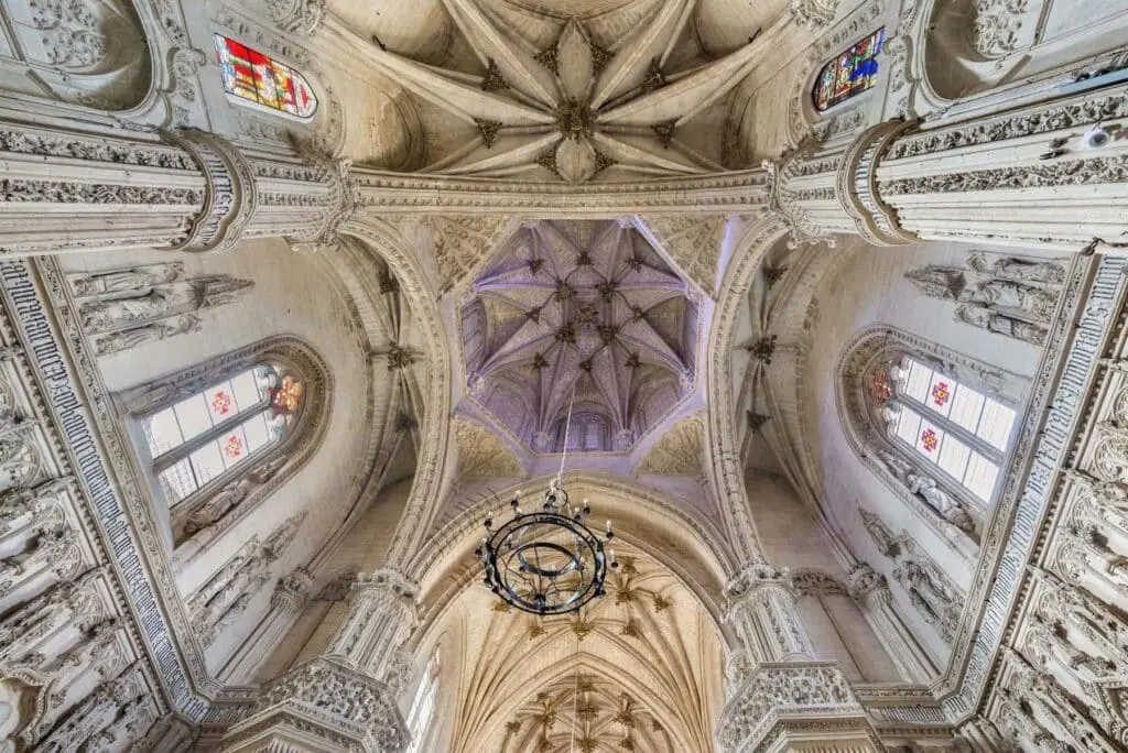 Interior de la Iglesia de San Juan de los Reyes: Un Tesoro Gótico-Mudéjar en Toledo - Quién fue San Juan de los Reyes interior iglesia san juan de los reyes toledo - Quién fue San Juan de los Reyes